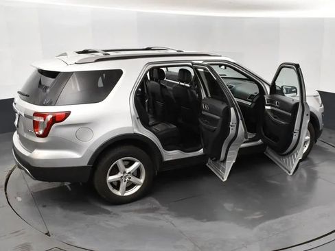 Used 2017 Ford Explorer XLT w/ Equipment Group 202A image 6