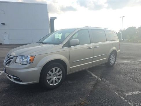 Used 2015 Chrysler Town & Country Touring w/ Driver Convenience Group FWD image 6