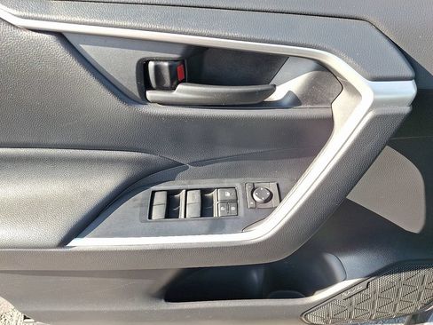 Used 2019 Toyota RAV4 LE AWD/4WD image 13