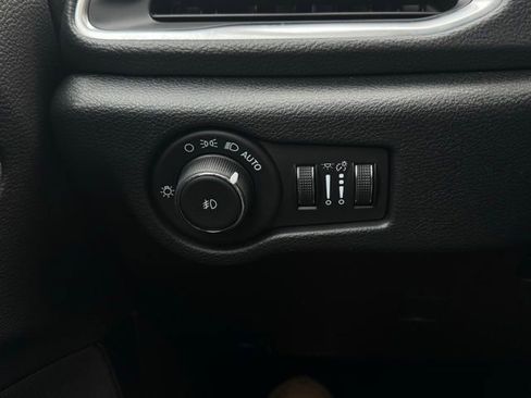 New 2026 Chrysler Pacifica Limited w/ Uconnect Theater Family Group image 35