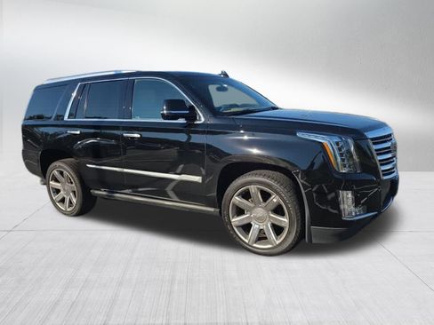 Used 2018 Cadillac Escalade Platinum AWD/4WD image 2
