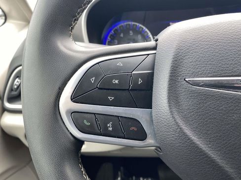 Used 2023 Chrysler Pacifica Touring-L image 19