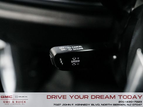 Used 2023 Audi Q8 Premium image 25