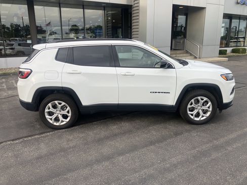 Used 2024 Jeep Compass Latitude AWD/4WD image 8