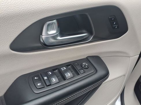 Used 2024 Chrysler Pacifica Touring-L image 24