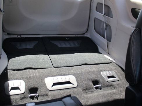 Used 2024 Chrysler Pacifica Touring-L FWD image 16
