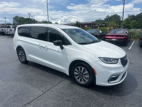 Used 2024 Chrysler Pacifica Limited FWD image 1