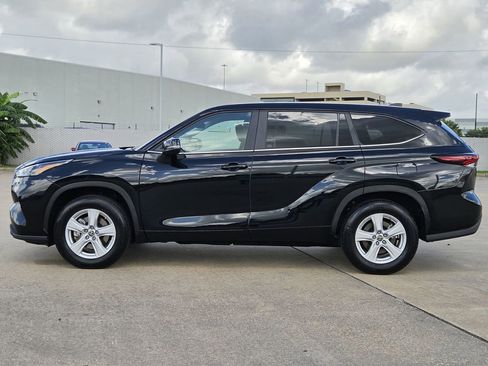Used 2025 Toyota Highlander LE FWD image 6