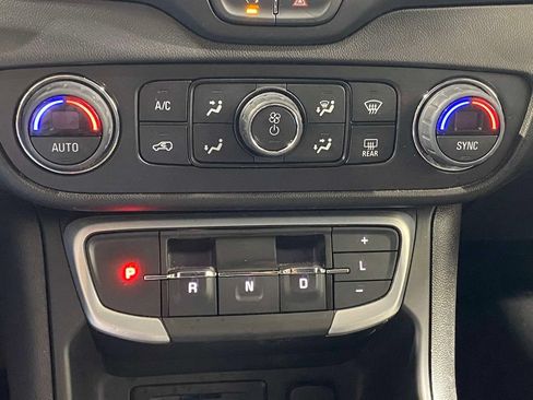 Used 2024 GMC Terrain SLT FWD image 30