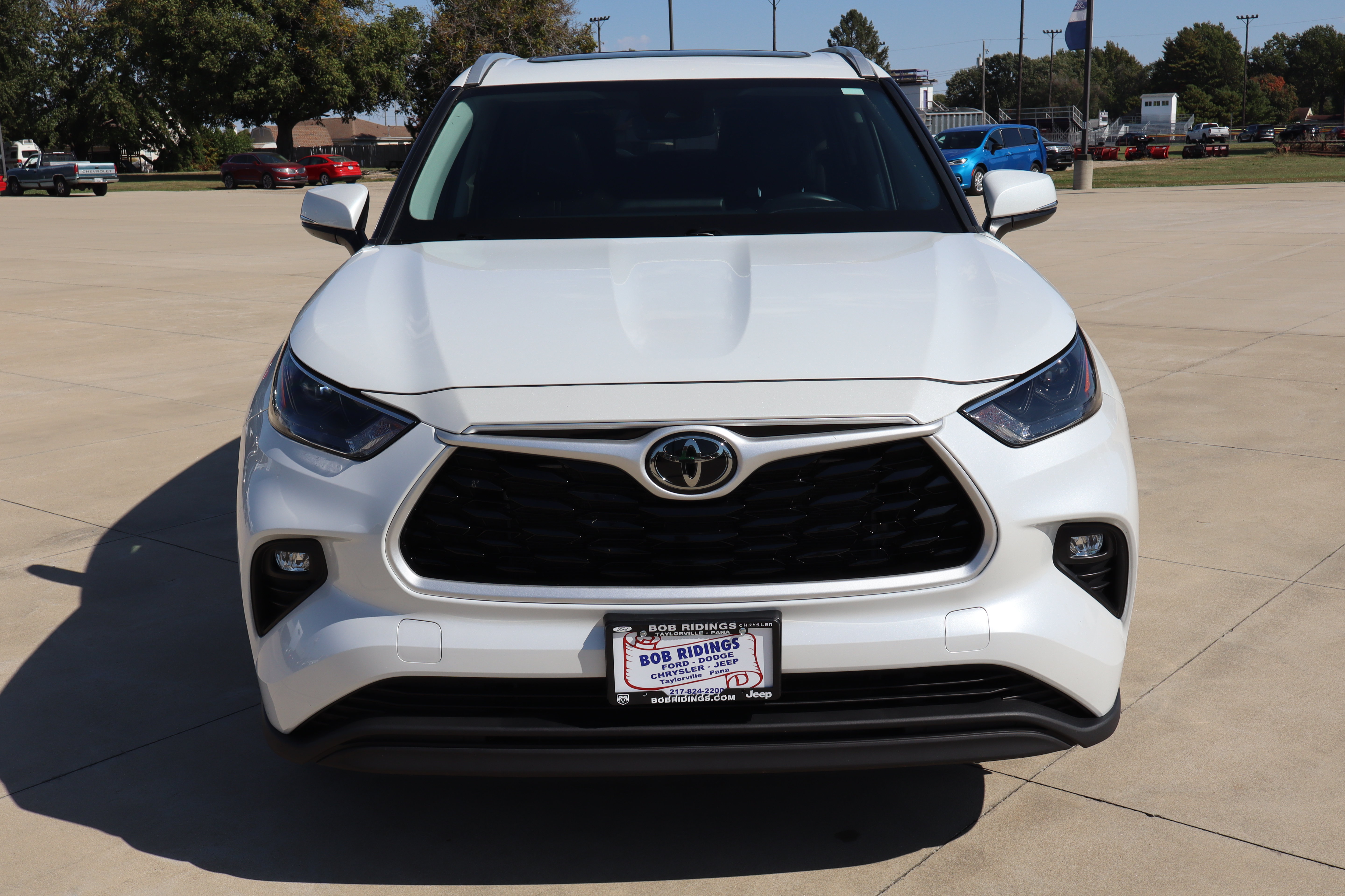 Used 2023 Toyota Highlander XLE AWD/4WD image 2