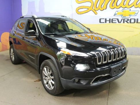 Used 2017 Jeep Cherokee Limited w/ Luxury Group AWD/4WD image 4