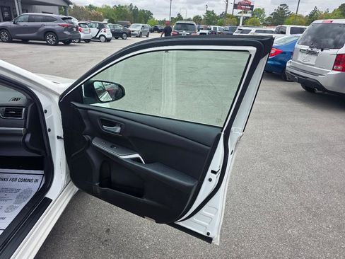 Used 2015 Toyota Camry SE image 10