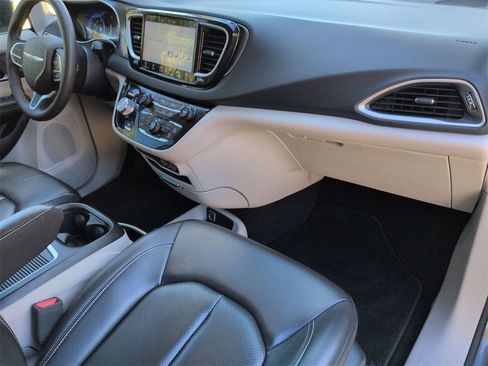 Used 2023 Chrysler Pacifica Touring-L image 26