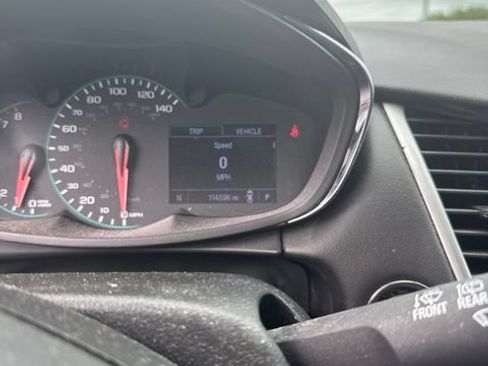 Used 2019 Chevrolet Trax LT w/ LT Convenience Package FWD image 3