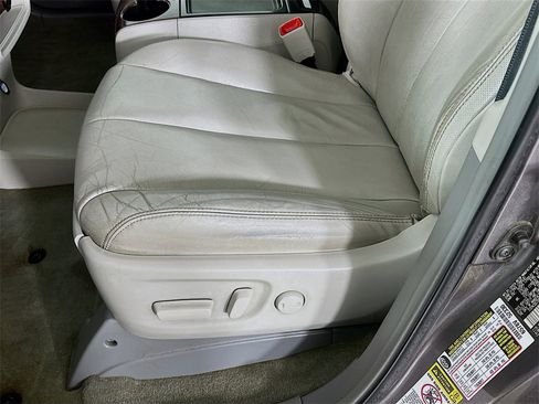 Used 2013 Toyota Sienna XLE image 27