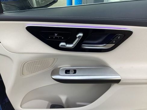 Used 2025 Mercedes-Benz GLC 300 4MATIC image 25