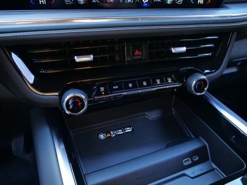 Used 2025 Chevrolet Suburban Premier image 18