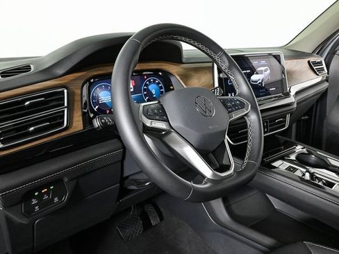 Certified 2025 Volkswagen Atlas SE image 3