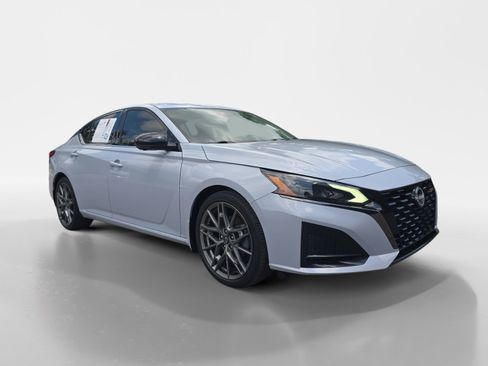 Used 2023 Nissan Altima 2.0 SR FWD image 8