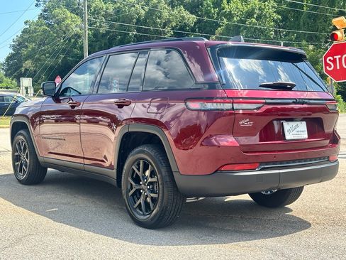 Used 2025 Jeep Grand Cherokee Altitude RWD image 4