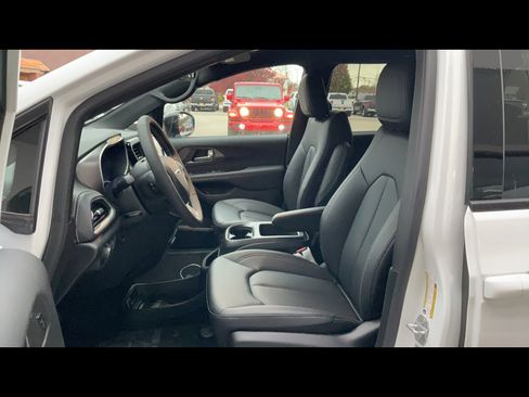 New 2026 Chrysler Pacifica Select image 8
