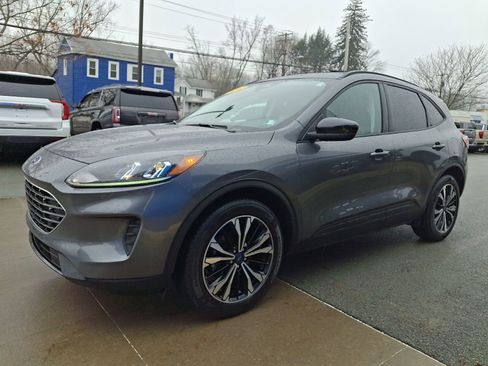 Used 2022 Ford Escape SE w/ SE Sport Appearance Package image 3