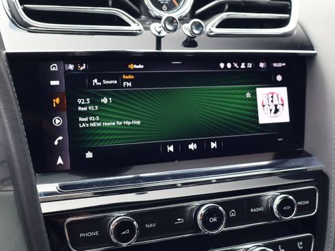 Used 2022 Bentley Bentayga AWD/4WD image 17