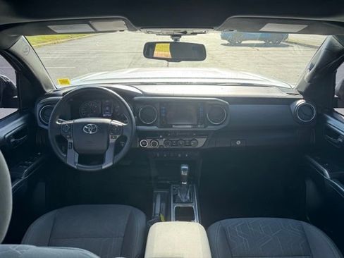 Used 2016 Toyota Tacoma TRD Off-Road w/ Premium & Technology Package image 13