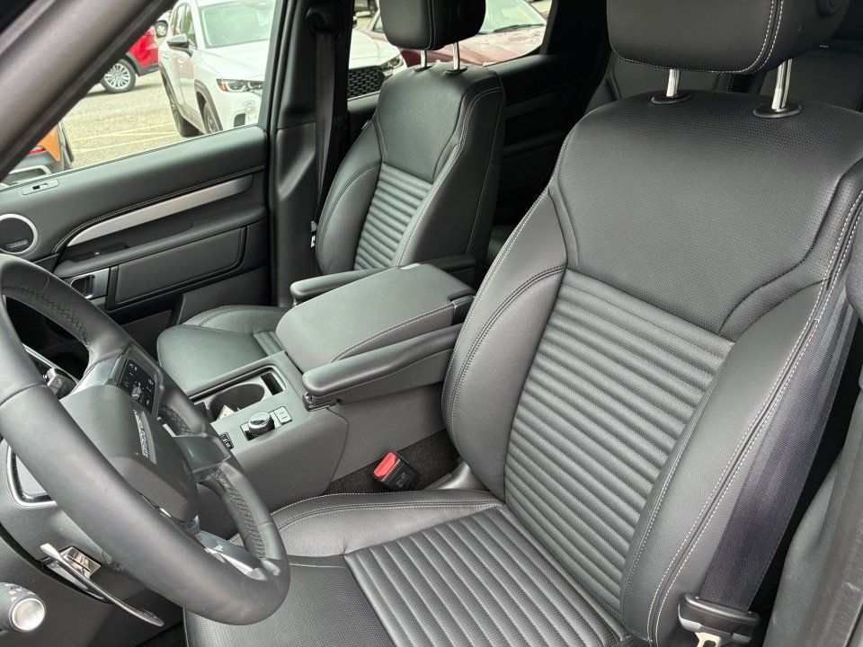 Certified 2025 Land Rover Discovery Dynamic SE AWD/4WD image 30