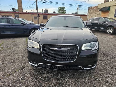 Used 2019 Chrysler 300 Touring w/ Quick Order Package 2EF RWD image 2
