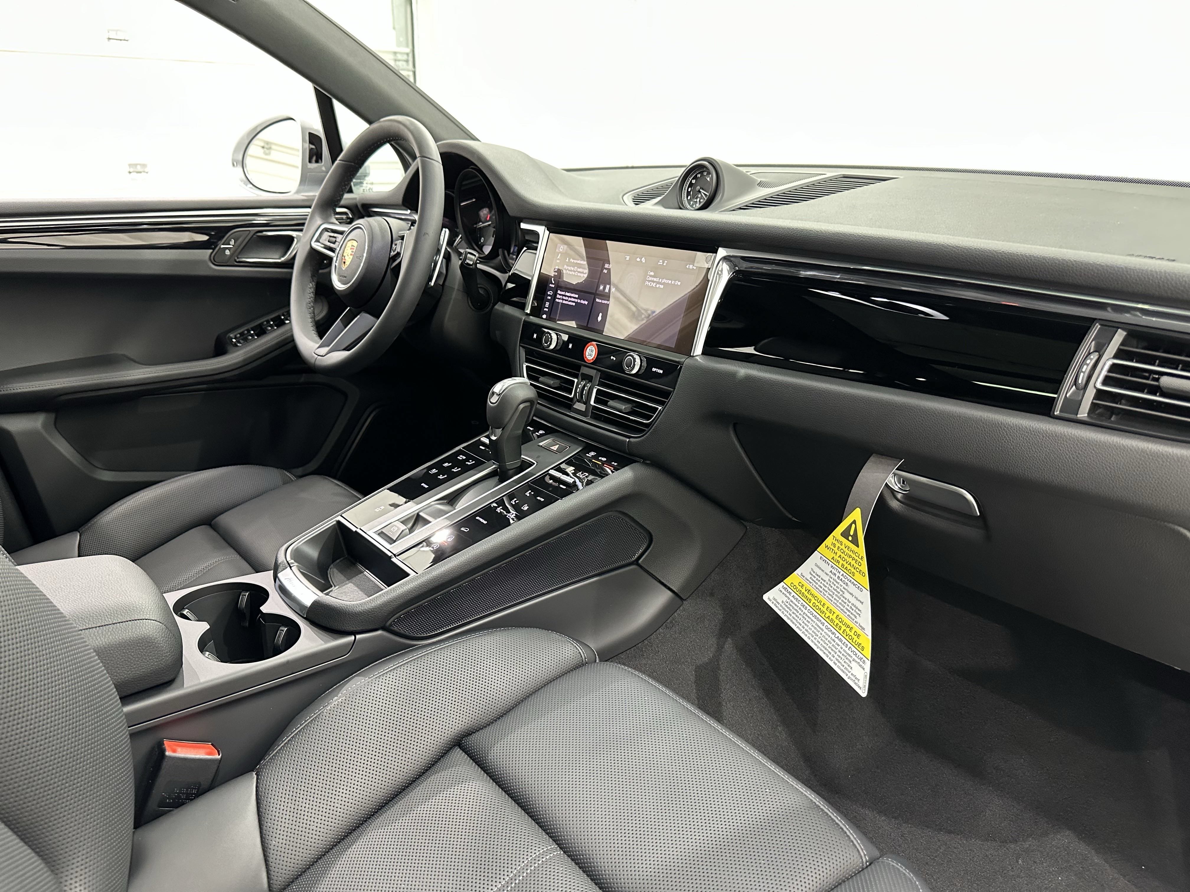 Used 2025 Porsche Macan AWD/4WD image 24