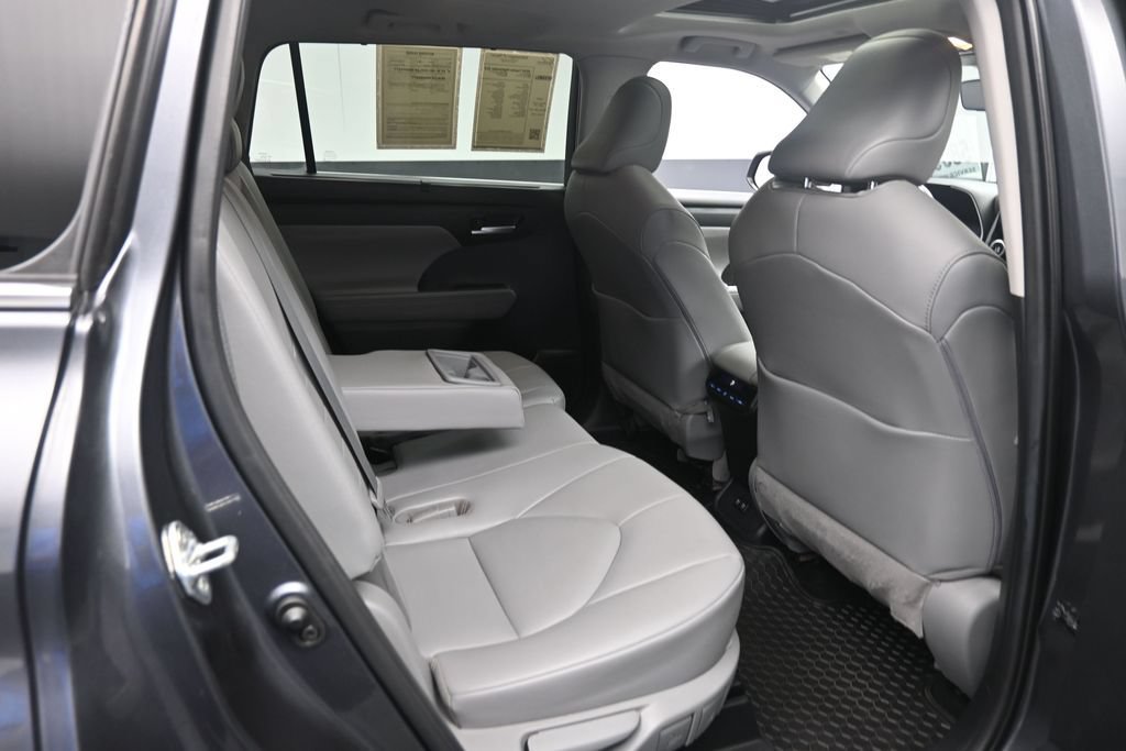 Used 2020 Toyota Highlander XLE FWD image 25