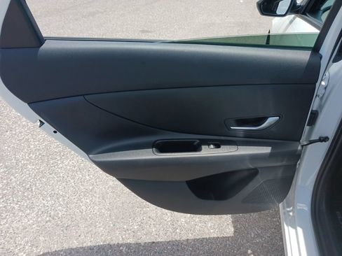 Used 2025 Hyundai Elantra SE FWD image 14