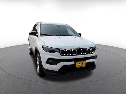 Used 2025 Jeep Compass Latitude AWD/4WD image 3