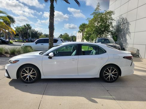 Used 2023 Toyota Camry SE AWD/4WD image 3