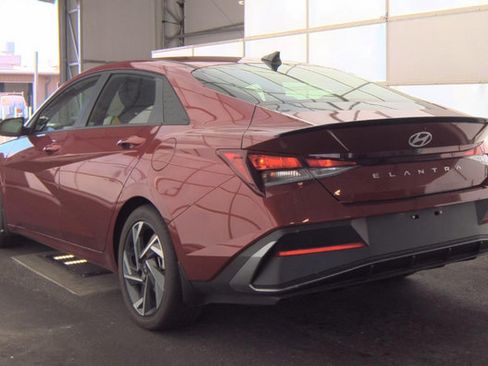 Used 2025 Hyundai Elantra Sport FWD image 5