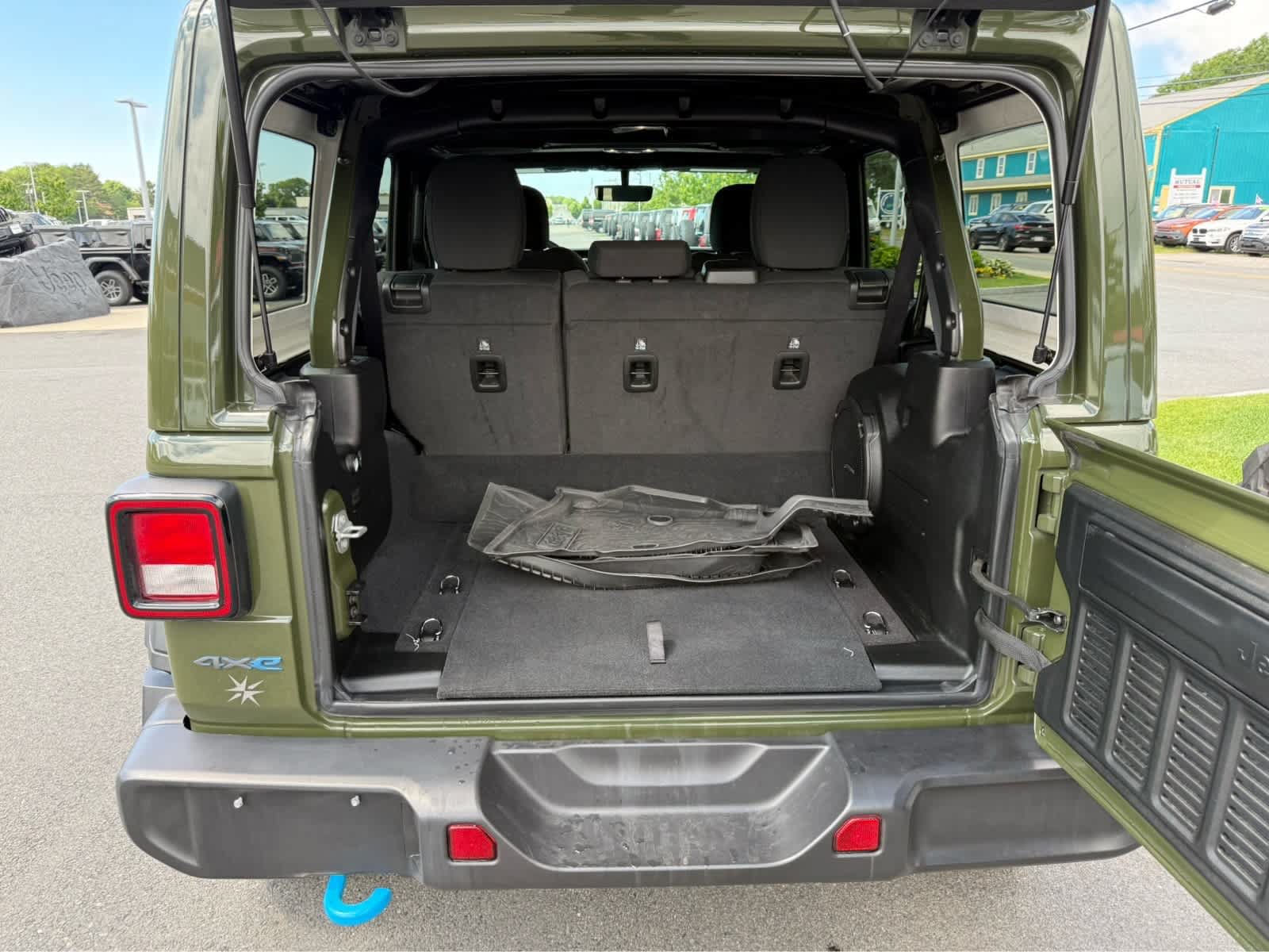 Used 2023 Jeep Wrangler Unlimited w/ Sun & Screen Package AWD/4WD image 11