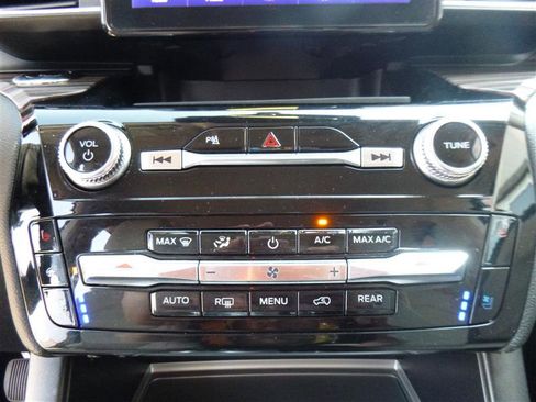 Used 2024 Ford Explorer Limited image 19