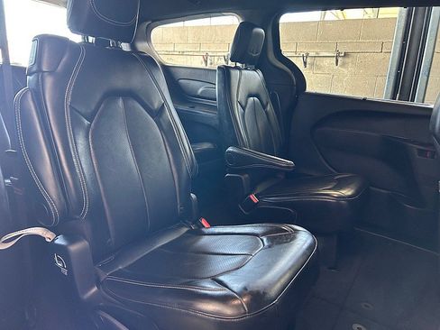 Used 2025 Chrysler Pacifica Select FWD image 32