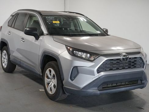 Used 2020 Toyota RAV4 LE FWD image 3