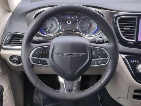 Used 2023 Chrysler Pacifica Touring-L FWD image 23
