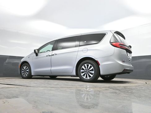 Used 2024 Chrysler Pacifica Select FWD image 36