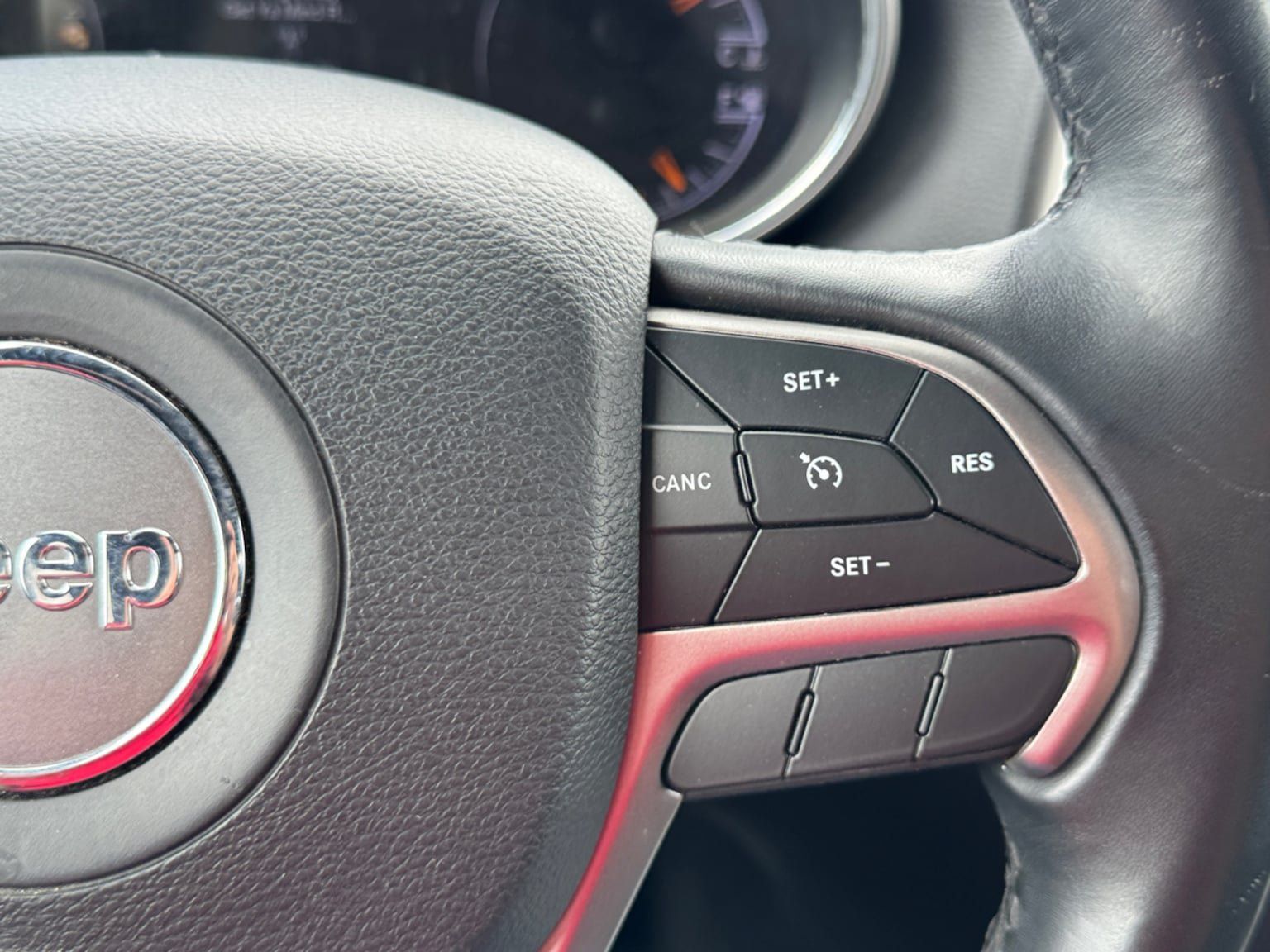 Used 2019 Jeep Grand Cherokee Laredo AWD/4WD image 23