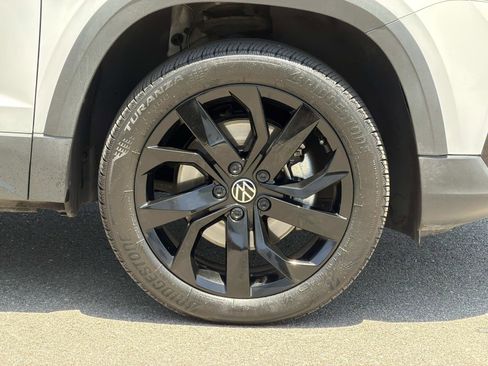 Used 2022 Volkswagen Taos SEL w/ Panoramic Sunroof Package FWD image 25
