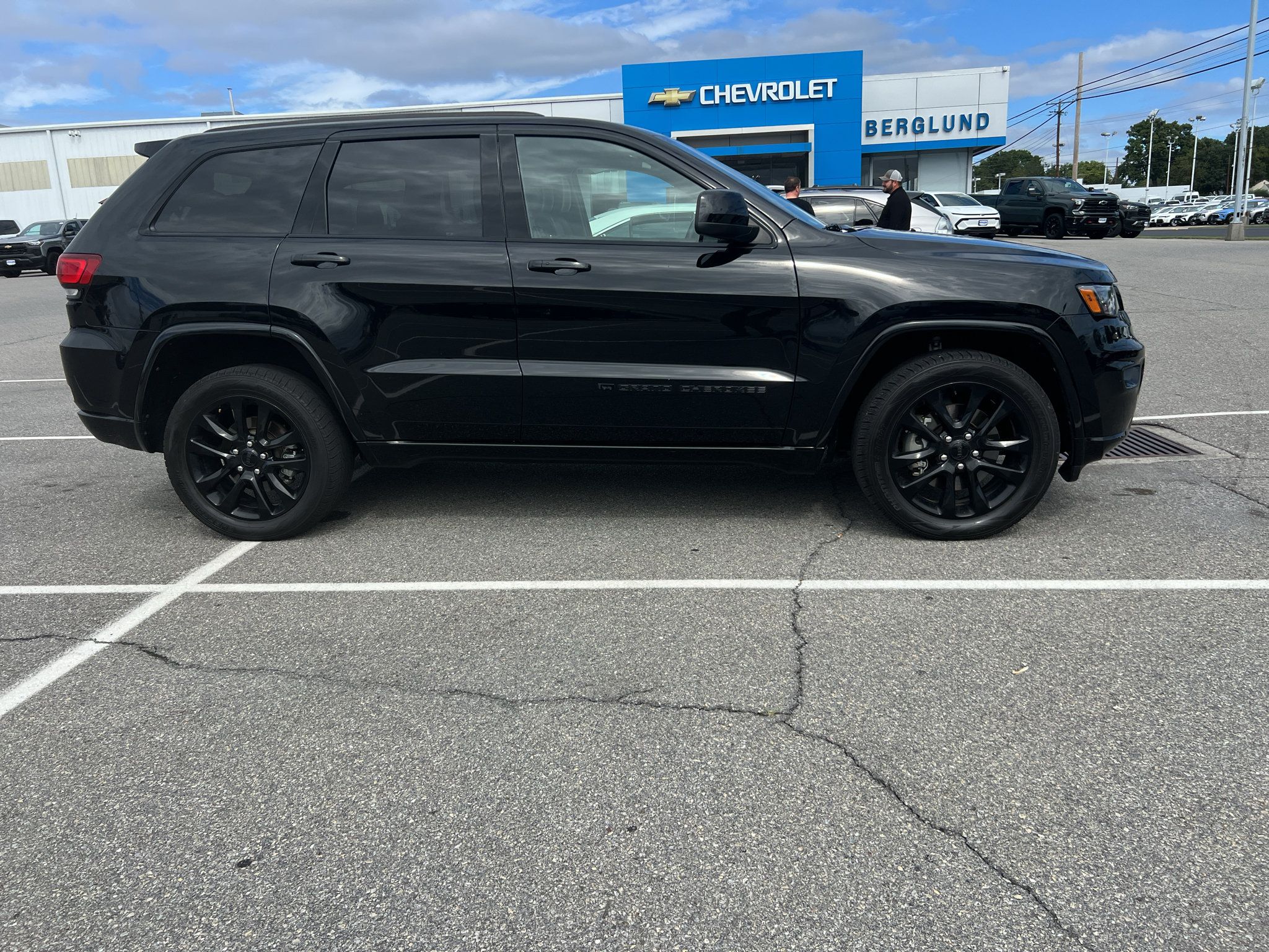 Used 2022 Jeep Grand Cherokee Laredo X AWD/4WD image 4