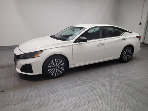 Used 2025 Nissan Altima 2.5 SV FWD image 2