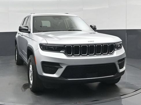 Used 2025 Jeep Grand Cherokee Laredo AWD/4WD image 32
