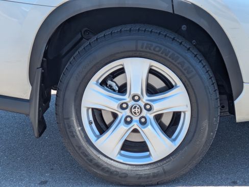 Used 2023 Toyota Highlander L image 9