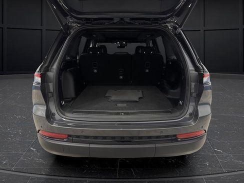 Used 2024 Jeep Grand Cherokee Limited w/ Luxury Tech Group II image 15