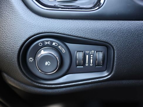 Used 2022 Jeep Renegade Altitude w/ Convenience Group AWD/4WD image 35